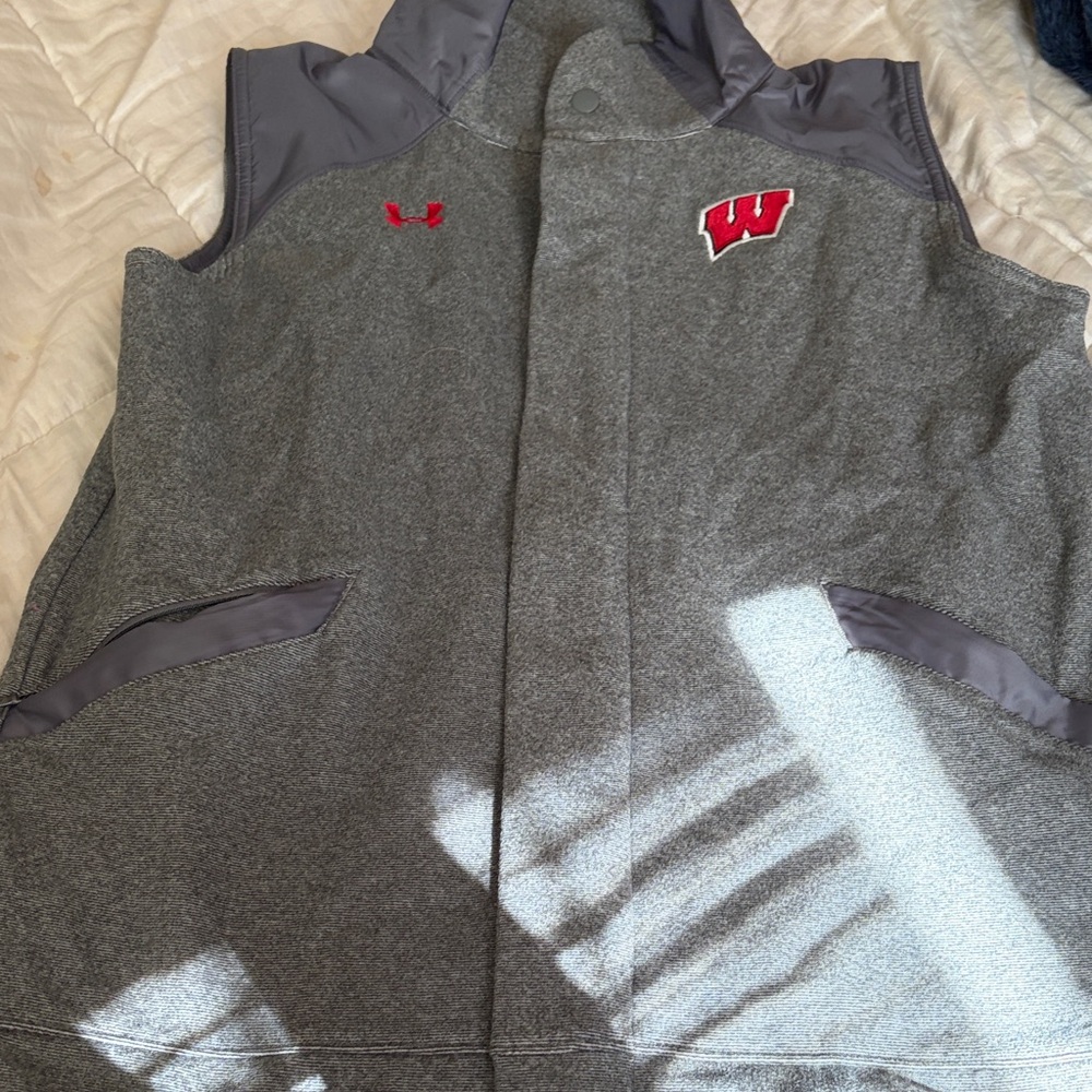 Wisconsin under armour‎ Gray and Red Vest with Logo